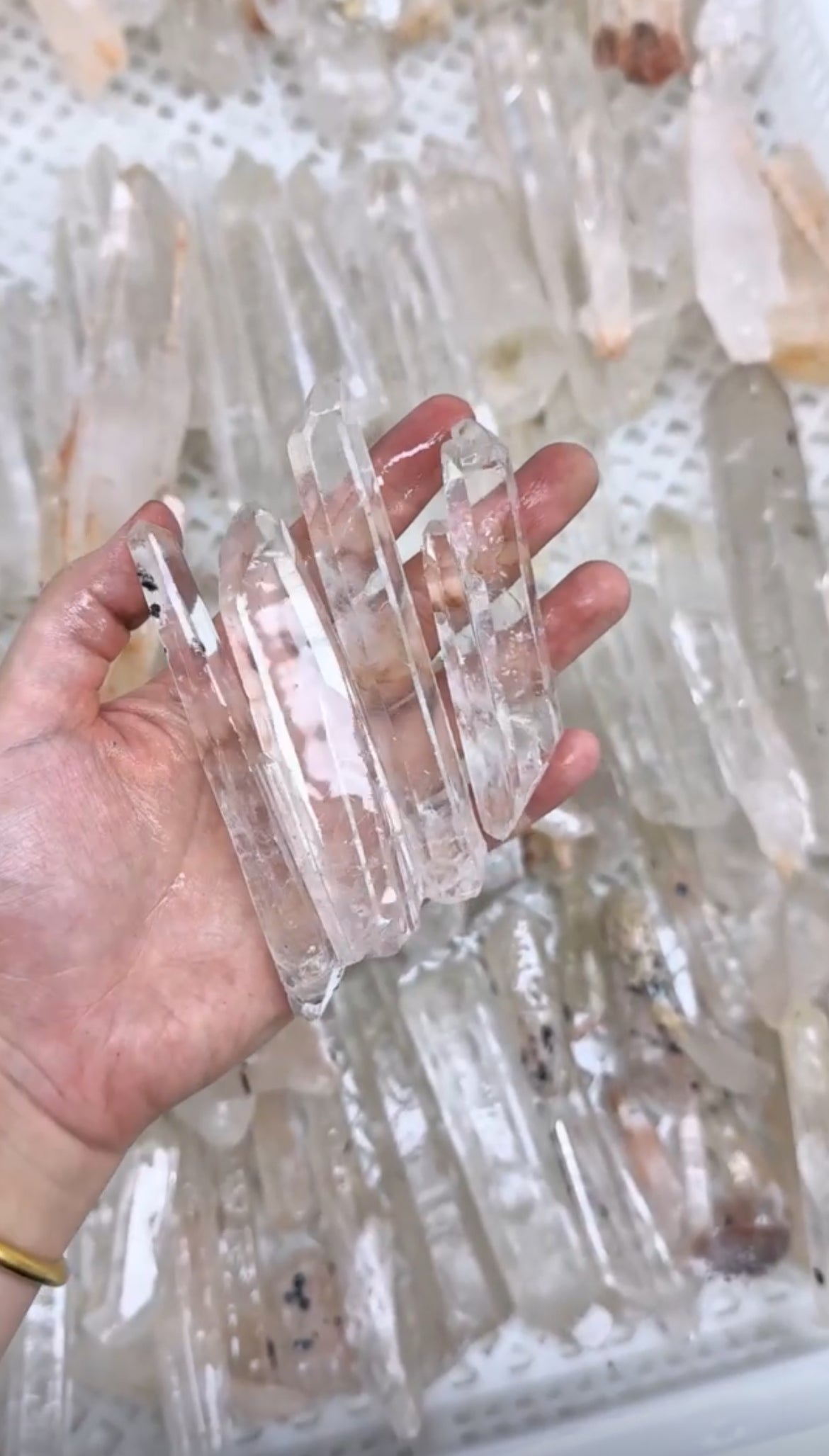 Inner Mongolia white crystal laser column, with growth lines and mica symbiosis