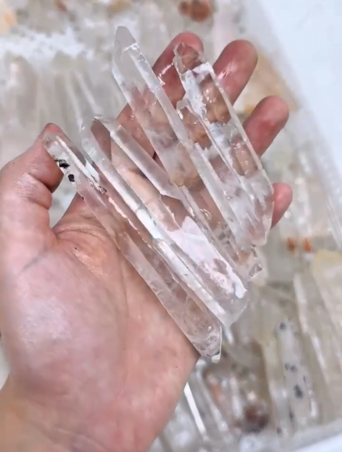 Inner Mongolia white crystal laser column, with growth lines and mica symbiosis