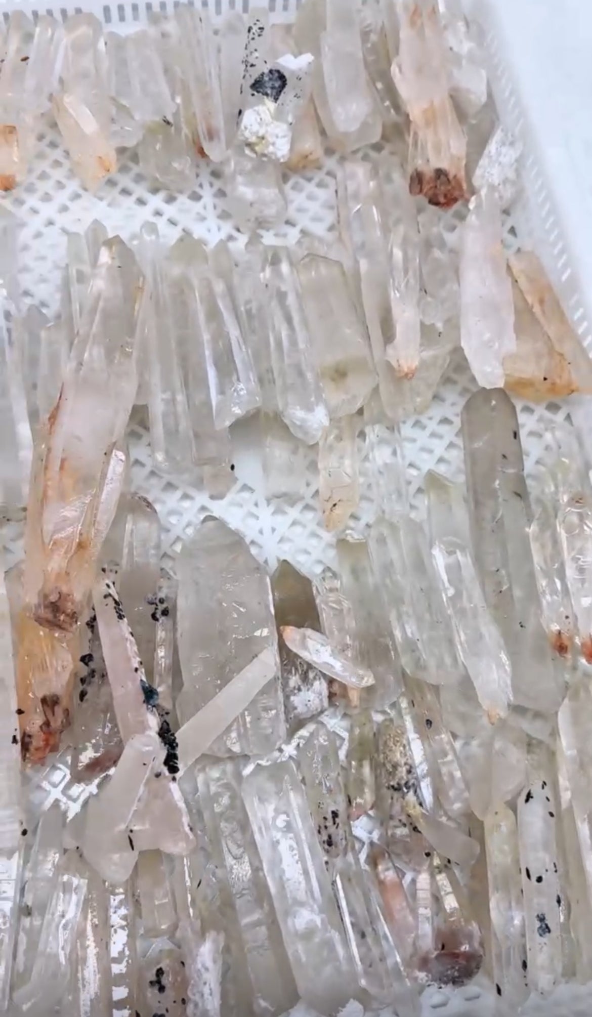 Inner Mongolia white crystal laser column, with growth lines and mica symbiosis