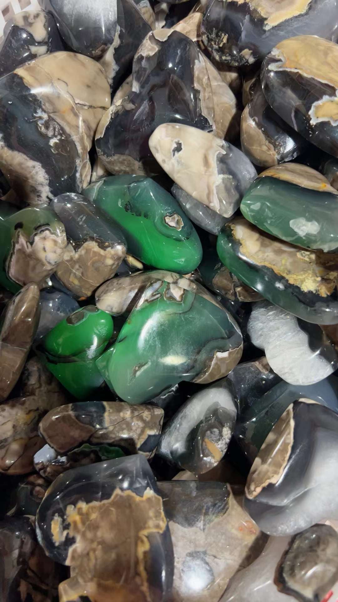 Volcano Agate Heart UV Reaction