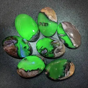 Volcano Agate Palm Stone  UV Reaction
